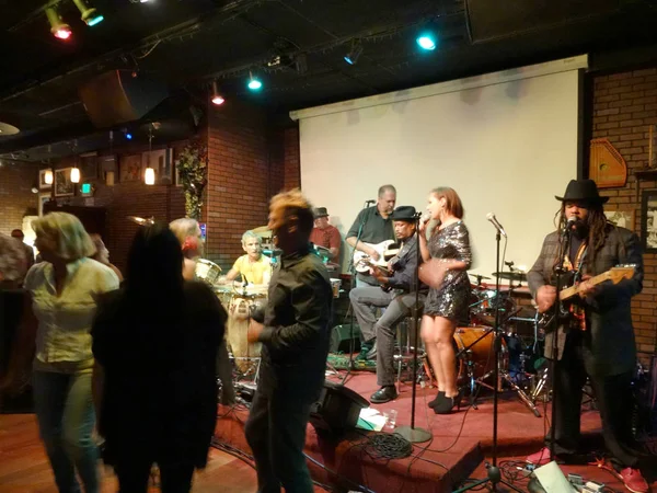 ホノルル ハワイの Jazzminds で内部はステージ上のバンドのジャムとしてマイクにホノルル 2015 キース Batlin — ストック写真