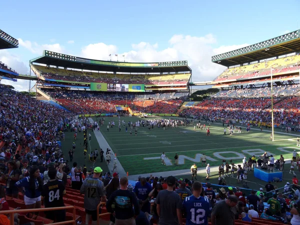 Honolulu - 31 Ocak 2016: Oyuncular toplamak sonra Honolulu, Hawaii Aloha Stadyumu'nda alınan Probowl oyun, oyun alanı.