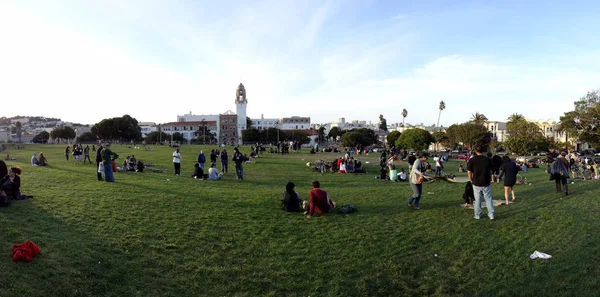 San Francisco 2011 Április Lógni Emberek Szórakozni Misszió Dolores Park — Stock Fotó