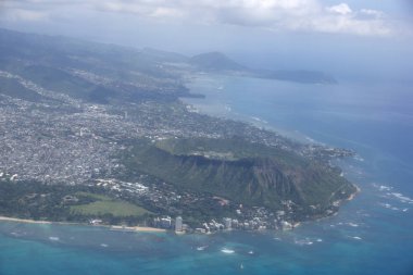 Diamondhead, Kapiolani Park, Waikiki, Natatorium, havadan görünümü Kapahulu kasaba, Pasifik Okyanusu, bulutlar ve Oahu, Hawaii