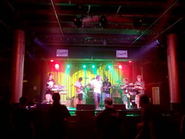 Honolulu-17 Ekim 2014: Band Hawaiian Brians, Honolulu, Hawaii Crossroads at serin aydınlatma ile kapalı müzik oynuyor. 