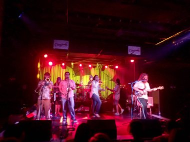 Honolulu-17 Ekim 2014: Peder Psalms Band Hawaiian Brians, Honolulu, Hawaii Crossroads at serin aydınlatma ile sahnede müzik kapalı oynuyor. 