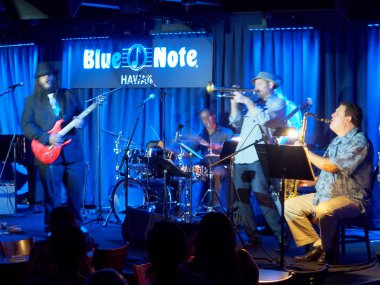 Waikiki-25 Ocak 2017: Keith Baltin, Mike Lewis & Friends, Honolulu, Hawaii mavi Not Hawaii 'de sahnede müzik oynamak.