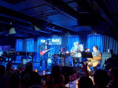 Waikiki - 25 Ocak 2017: Keith Baltin, Mike Lewis ve arkadaşlar Blue Note Hawaii Honolulu, Hawaii.