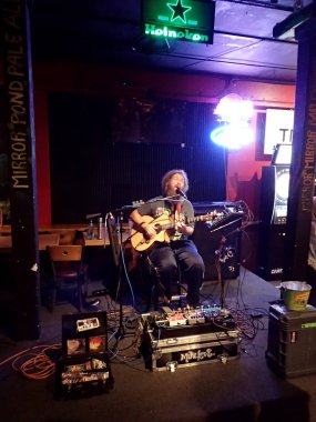 Honolulu, Hawaii - 20 Ekim 2014: Mike Love Band Honolulu, Hawaii 'deki Tropics Taphouse' da kapalı alanda müzik çalıyor. 