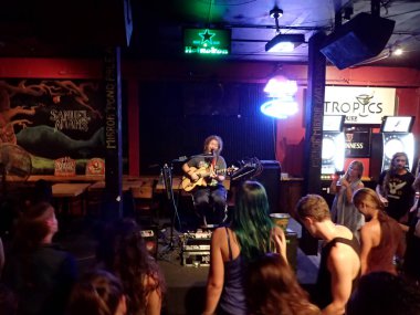 Honolulu, Hawaii-20 Ekim 2014: Mike Love Band Honolulu, Hawaii Tropics Taphouse at insanlar dans gibi kapalı müzik oynuyor. 