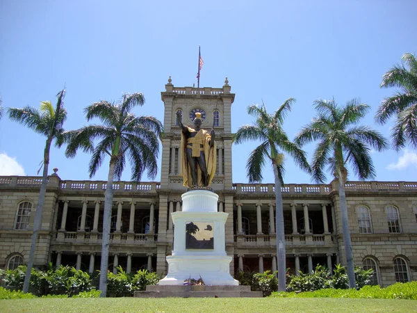 夏威夷火奴鲁鲁市中心的卡美哈美哈国王雕像 在夏威夷檀香山 雕像突出 这尊雕像起源于 1878年 当时的夏威夷政府成员沃尔特 吉布森想要 — 图库照片