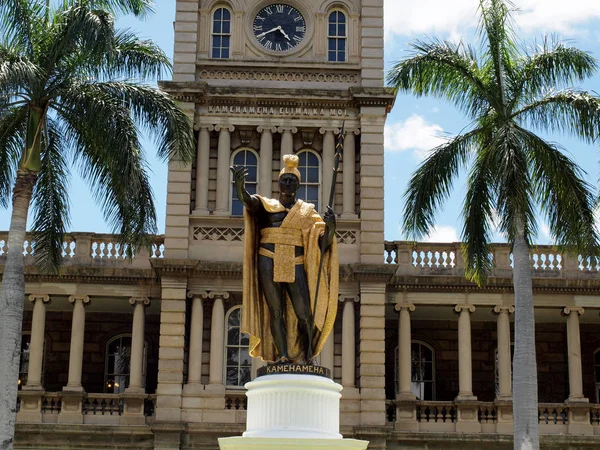 Estatua Del Rey Kamehameha Centro Honolulu Hawai Estatua Encuentra Prominentemente —  Fotos de Stock