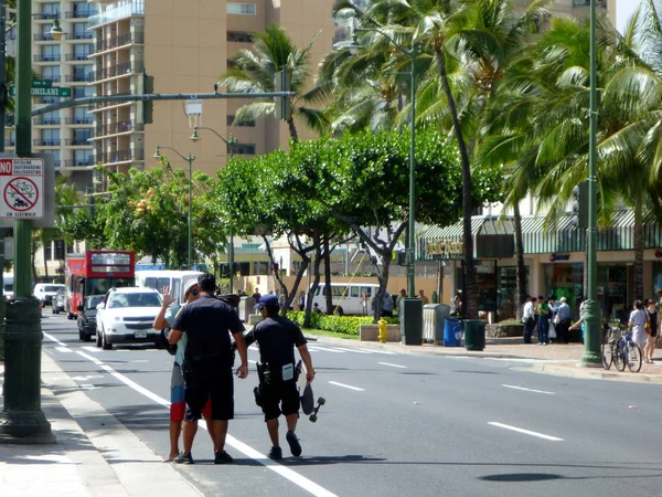 Honolulu Czerwca 2013 Dwa Honolulu Policji Biust Człowieka Deskorolce Waikiki — Zdjęcie stockowe