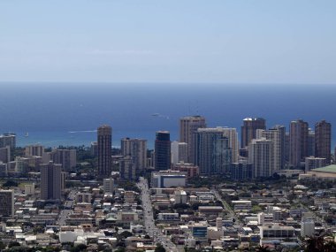 Honolulu - 14 Ekim 2015: Hava Honolulu, Waikiki, binaları, Parklar, oteller ve Pasifik Okyanusu ve büyük gününde mesafe içine uzanan tekneler ile kınamak. 