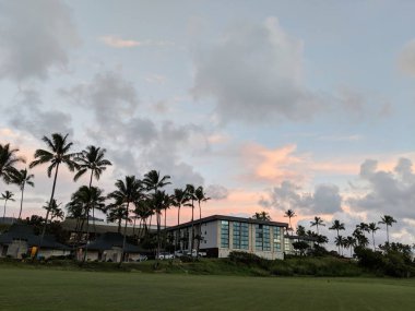 Kauai, Hawaii, Amerika Birleşik Devletleri - 11 Kasım 2017: Hilton Garden Inn Kauai Wailua Bay bir sahil manzaralı Wailua Bay şafakta konumdadır.