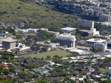 Honolulu - 14 Ekim 2015: Landmark Orta Pasifik Enstitüsü, Hawaii Üniversitesi ve surround mahallede Manoa Honolulu, Hawaii havadan görünümü.