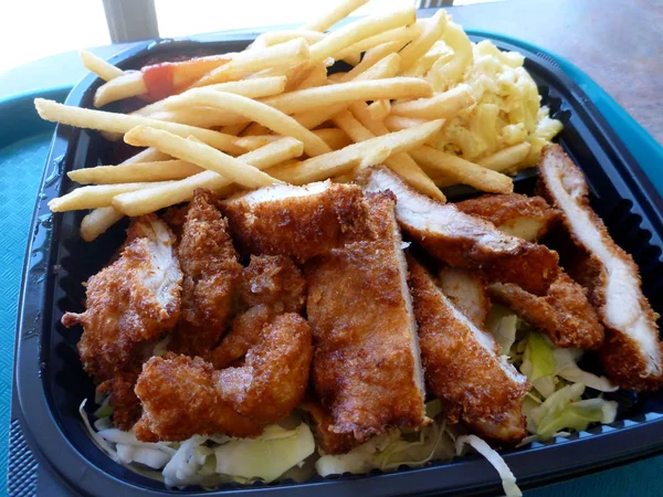 Chicken Katsu Mit Pommes Frites Und Macsalat Auf Plastikteller Auf — Stockfoto