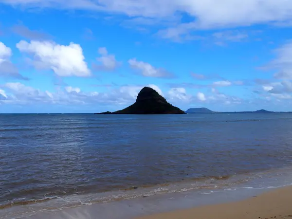 Playa Con Mokolii Isalnd Chinaman Hat Distancia Que Una Isla — Foto de Stock