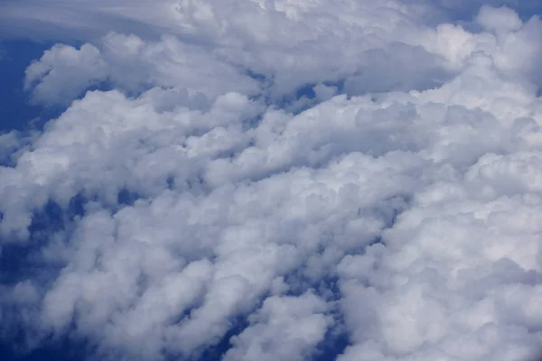 Flauschige Wolken Über Dem Ozean — Stockfoto