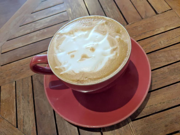 Copa Roja Capuchino Platillo Con Patrón Cara Gato Espuma Mesa —  Fotos de Stock