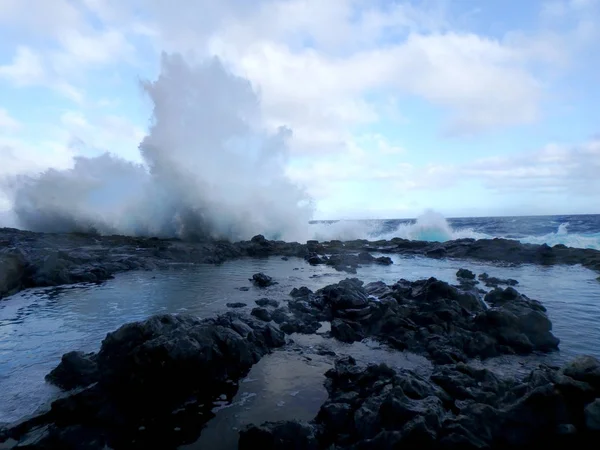 웅덩이에 웨이브 버스트 오아후 하와이에 Makapuu 지점에서 수평선에 바다와 바위에 — 스톡 사진