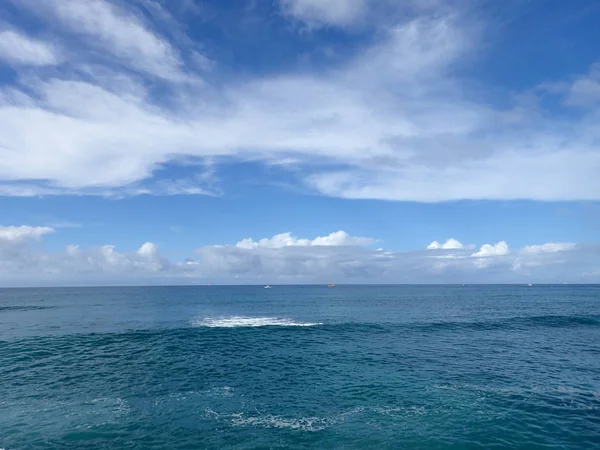 在莫阿纳海滩公园浅水海域波浪翻滚在远处的小船望着太平洋 — 图库照片