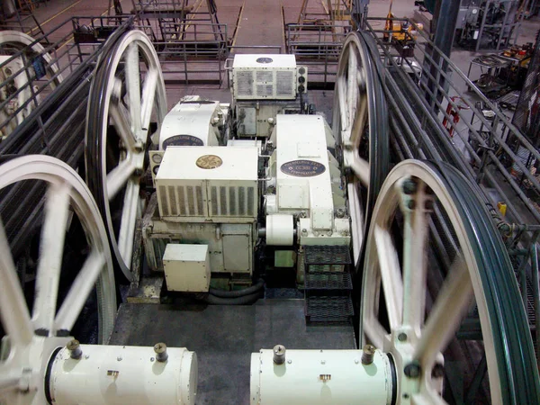 サンフランシスコ発 2010 巨大な エンジンとサンフランシスコ ケーブルカー博物館でケーブルカー納屋と発電所の内部ケーブルを引く巻きホイール — ストック写真
