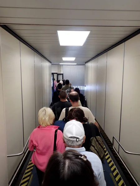 Honolulu Novembre 2014 Ligne Personnes Embarquant Dans Avion Sur Une — Photo