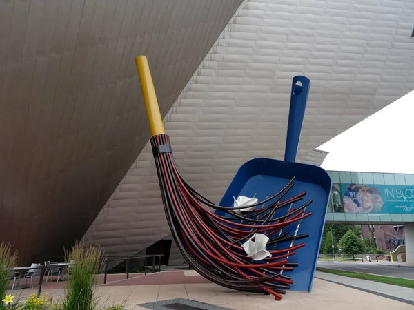 Denver Colorado July 2015 Big Sweep Dust Pan Broom Sculpture — Stock Photo, Image