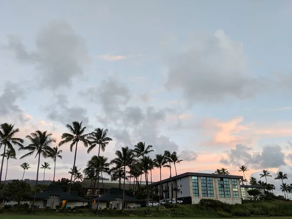 ヒルトン ガーデン カウアイ島ワイルア ベイが夜明けで風光明媚なワイルア湾のビーチ フロントのロケーションを誇っていますカウアイ島 ハワイ アメリカ合衆国 2017 — ストック写真