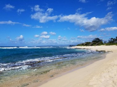 Sığ dalgalı okyanus suları kampı Mokuleia Oahu üzerinde bir açık mavi gökyüzü ile Pasifik Okyanusu'na seyir Beach ile kayalık plaj.
