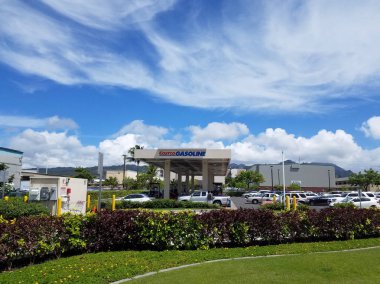 Honolulu - 28 Eylül 2016: Costco benzin arabalar sıraya. Costco benzin önemli ölçüde kritik motor bileşenleri üzerinde zararlı önceden var olan mevduat birikimini azaltır. Yakıt ekonomisi geri yükler. Yakıt enjektörleri ve alımı vanalar gelen zararlı korur 