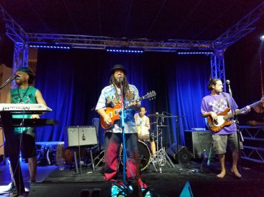 Honolulu - 28 Temmuz 2017: Rehberlik grup şarkı ve reçel Mai Tai Bar Honolulu, Hawaii Ala Moana Alışveriş Merkezi'nde sahnede.