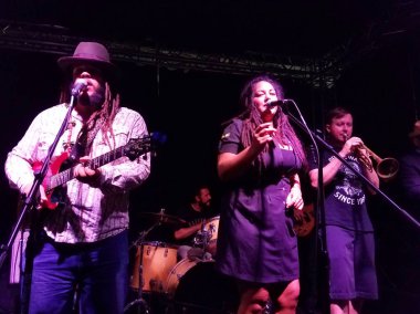 Honolulu - 21 Ekim 2016: Ala Moana Alışveriş Merkezi 'ndeki Mai Tai Bar' da Rehberlik Grubu, şarkılar ve reçeller.