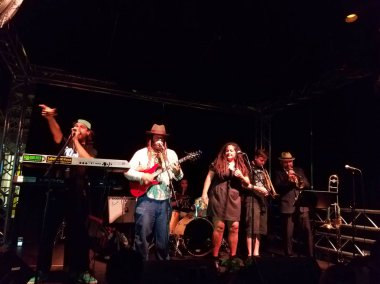 Honolulu - 21 Ekim 2016: Ala Moana Alışveriş Merkezi 'ndeki Mai Tai Bar' da Rehberlik Grubu, şarkılar ve reçeller.