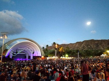 Waikiki - 5 Ağustos 2017: İnsanlar izle Waikiki kabuk Jack Johnson konserinde gece Waikiki, Hawaii elmas başının üstünde moon ile kalabalık.