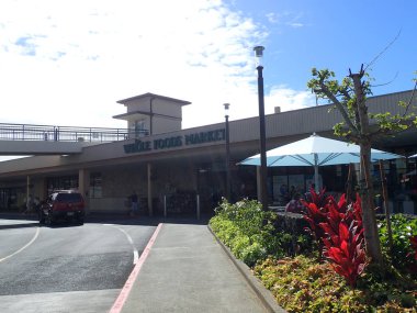 Honolulu - 3 Ağustos 2015: Kahala bütün gıda pazarı alışveriş merkezinde. Whole Foods doğal ve organik gıdalar konusunda uzmanlaşmış bir Amerikan gıdalar süpermarket zinciri var. Honolulu, Hawaii.