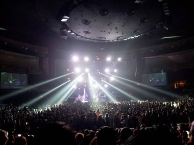Honolulu - 4 Kasım 2016: Kalabalık saatler Honolulu olarak epik aydınlatma ile Blaisdell Arena'da müzisyen Sting çalış.