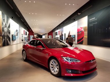 Honolulu - 17 Kasım 2016: İnsanlar göz otomobil Tesla mağaza içinde. Tesla, Inc elektrikli araçlar, enerji depolama ve Palo Alto, California merkezli Güneş paneli üretim konusunda uzmanlaşmış bir Amerikan şirketidir.
