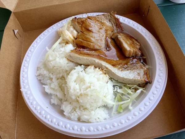 Ahi Plato Plástico Con Ensalada Macarrones Dos Cucharadas Arroz Caja — Foto de Stock