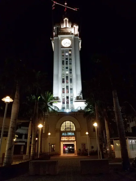 檀香山 2017年12月14日 阿罗哈塔在晚上 这已经迎接抵达游客一个世纪到火奴鲁鲁海港在欧胡岛 夏威夷 阿罗哈塔是岛上最高的建筑时 它的建设 — 图库照片
