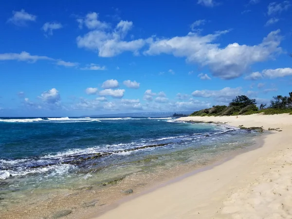 岩石海滩与浅波浪的海洋水域的营 Mokuleia 海滩看着太平洋与晴朗的蓝天在瓦胡岛 — 图库照片