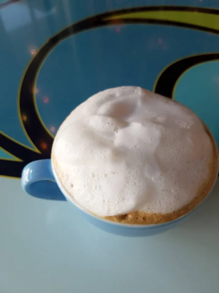 Blauwe Kopje Cappuccino Schotel Met Grote Top Van Schuim Tafel — Stockfoto