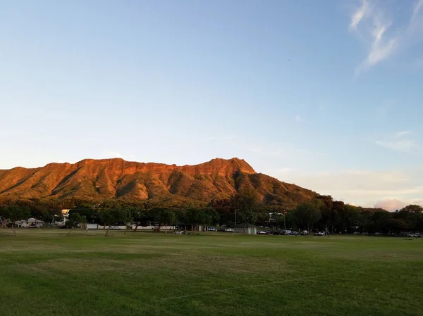 Kapiolani Park Skymningen Med Diamond Head Och Moln Fjärran Oahu — Stockfoto