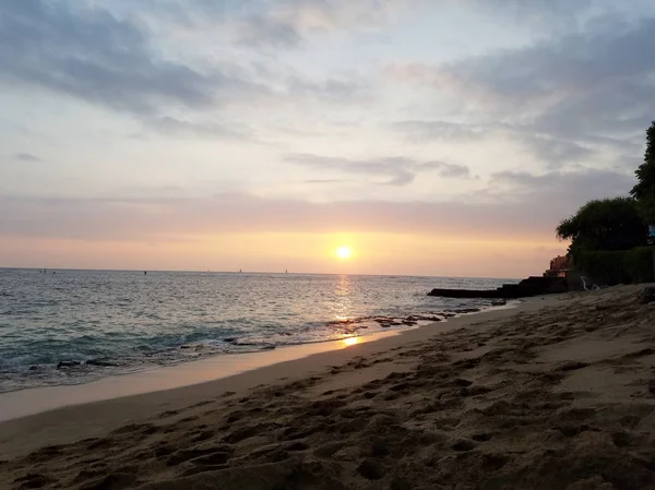 Zonsondergangen Waikiki Wateren Als Golven Rollen Kust Makalei Beach Park — Stockfoto