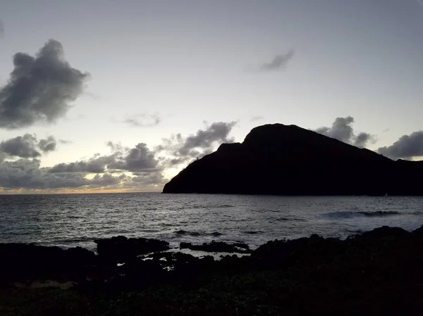 Oceano Ondas Volta Praia Makapuu Antes Amanhecer Com Makapuu Farol — Fotografia de Stock