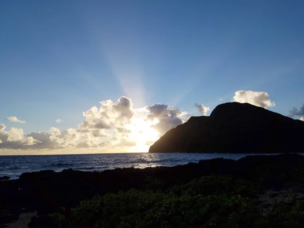 Ocean Waves Lap Makapuu Beach Sunrises Clouds Makapuu Lighthouse Point — Stock Photo, Image