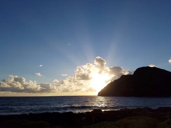Meereswellen Überschlagen Sich Strand Von Makapuu Als Die Sonne Durch — Stockfoto