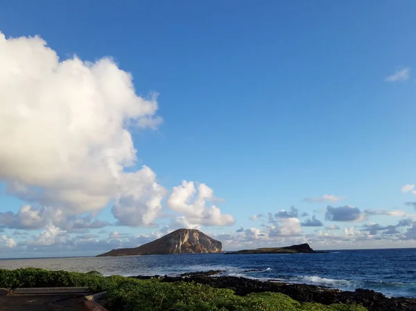 マナナ島と Kaohikaipu 島は北のマカプウ ポイント オアフ島の風上側に位置します 島の形は実際にウサギの島を似ている両方の列島が海鳥保護区 — ストック写真