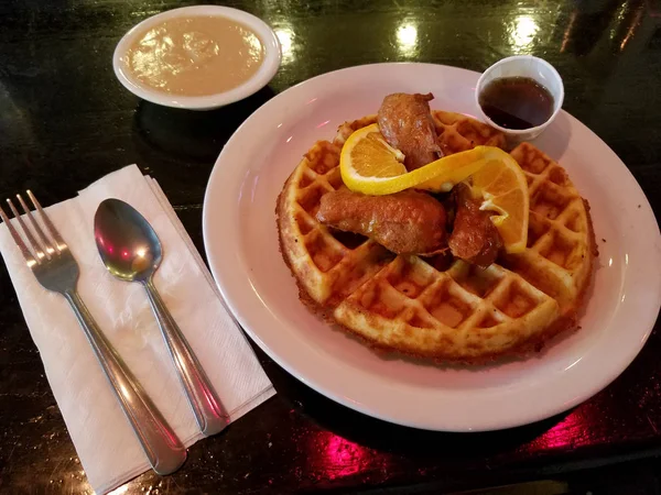 Vejetaryen tavuk ve et suyu ile yan ve portakal dilim beyaz tabakta waffle. Tavuk ve waffle waffle ile tavuk birleştiren bir Amerikan yemek var. Mutfak gelenekleri, ruh yemek ve Pennsylvania Dut gibi çeşitli bir parçasıdır