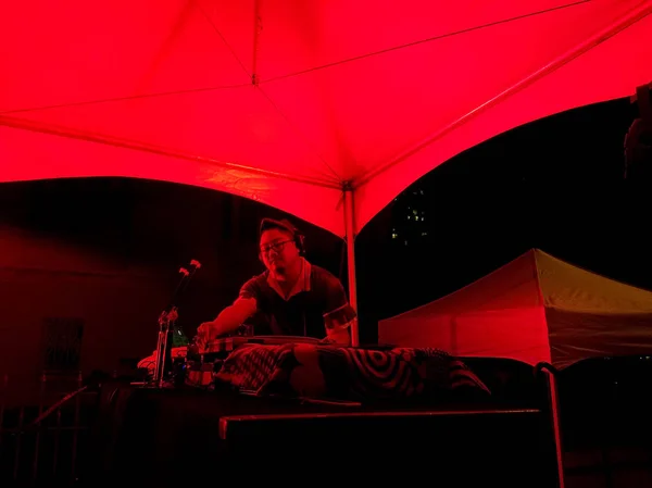 Honolulu Outubro 2016 Nick Gira Palco Com Roupa Duende Iluminação — Fotografia de Stock