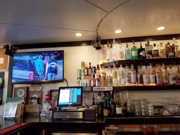 檀香山 2017年8月6日 电影播放在电视里面的地方悲观的餐馆酒吧与酒显示和现金登记员可见 — 图库照片