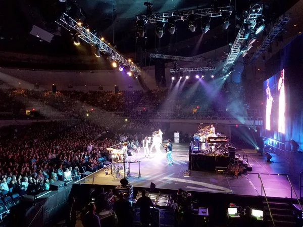 Honolulu - 27 Eylül 2016: Toprak, Rüzgar ve ateş: konser döner Neal S. Blaisdell merkezinde bir gösteri için yumuşak tunes bu Eylül toprak, Rüzgar ve ateş Hawaii Live.