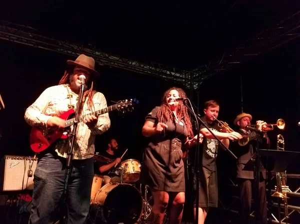 Honolulu - 21 Ekim 2016: Ala Moana Alışveriş Merkezi 'ndeki Mai Tai Bar' da Rehberlik Grubu, şarkılar ve reçeller.